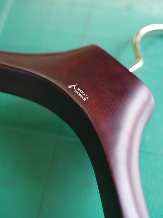 ナカタハンガー(中田工芸)職人のブナ材に手書き