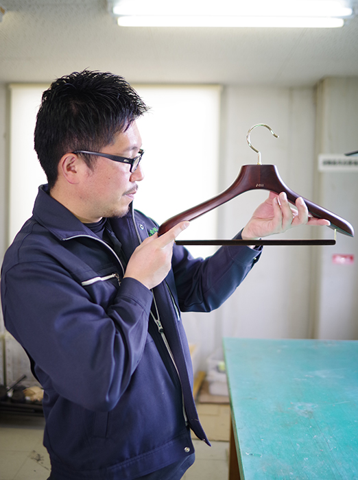 ナカタハンガー(中田工芸)職人がブナ材を削り出し