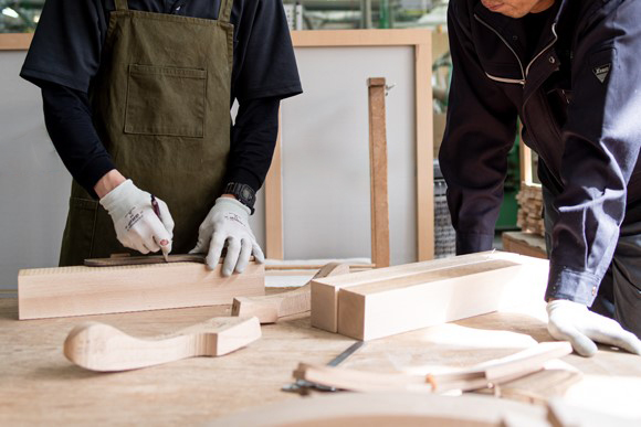 ハンガーの製作工程で木材を加工する職人の手元