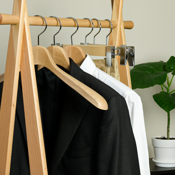木製ハンガーに服が掛けられた状態で並ぶ様子