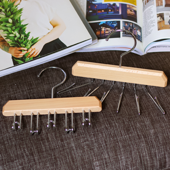 木製ネクタイハンガーやベルトハンガーが展示されている様子