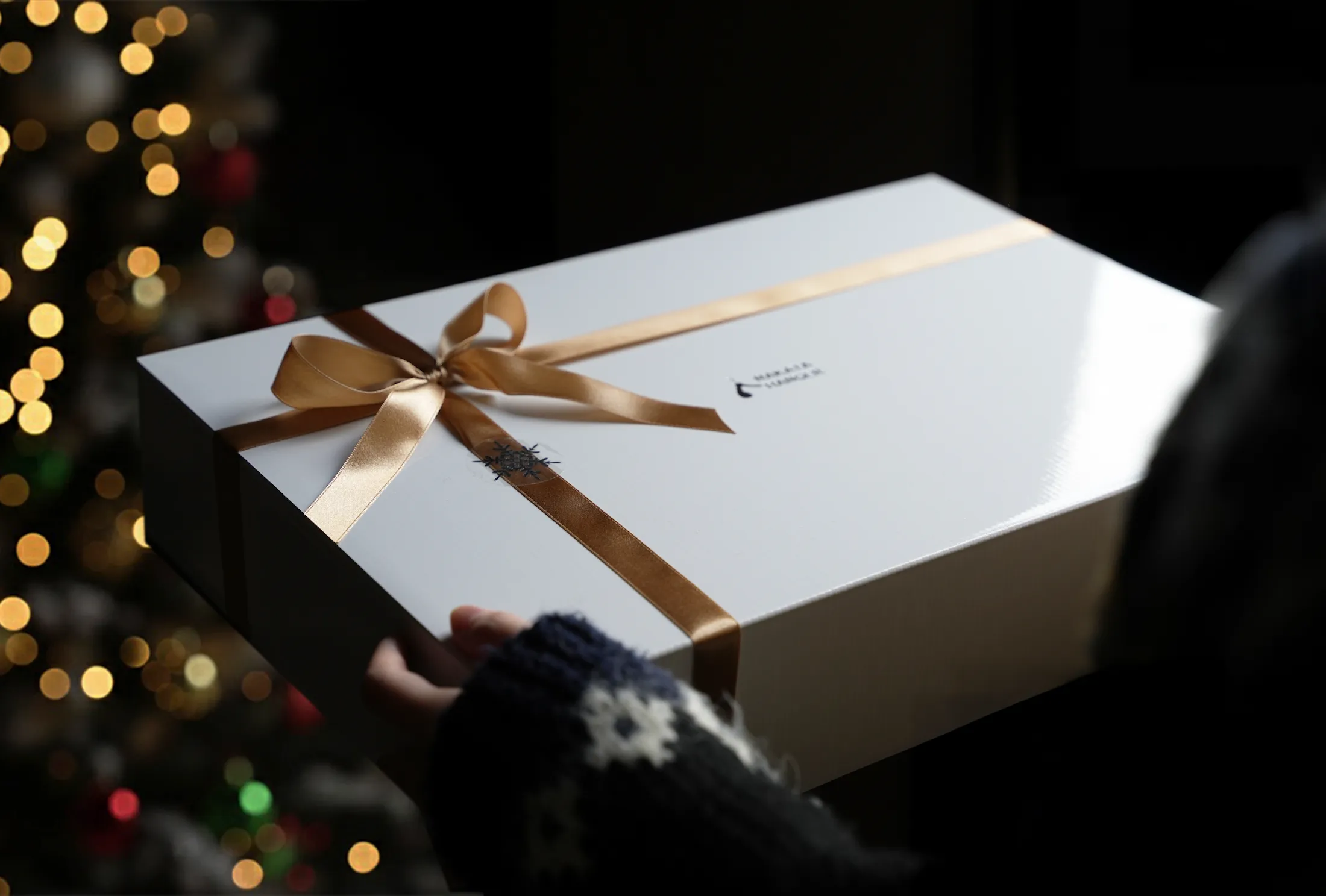 ホリデーのプレゼントを持った手元