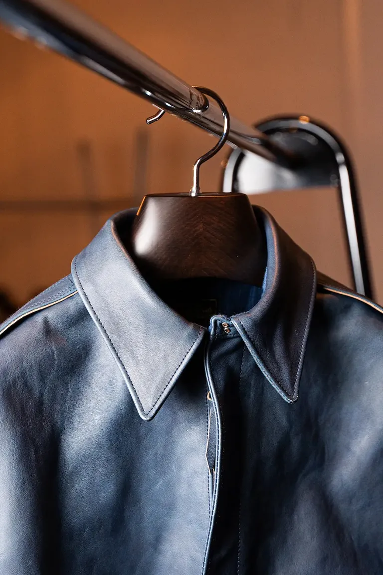 光の反射で美しい光沢を放つ、レザージャケットの表面テクスチャ