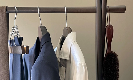 ナカタハンガー製のSET-02を使って整理されたクローゼットに並んだ衣服とハンガー、洋服ブラシ