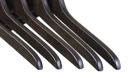 ナカタハンガー製の収納しやすい薄型木製ハンガーのクローズアップ