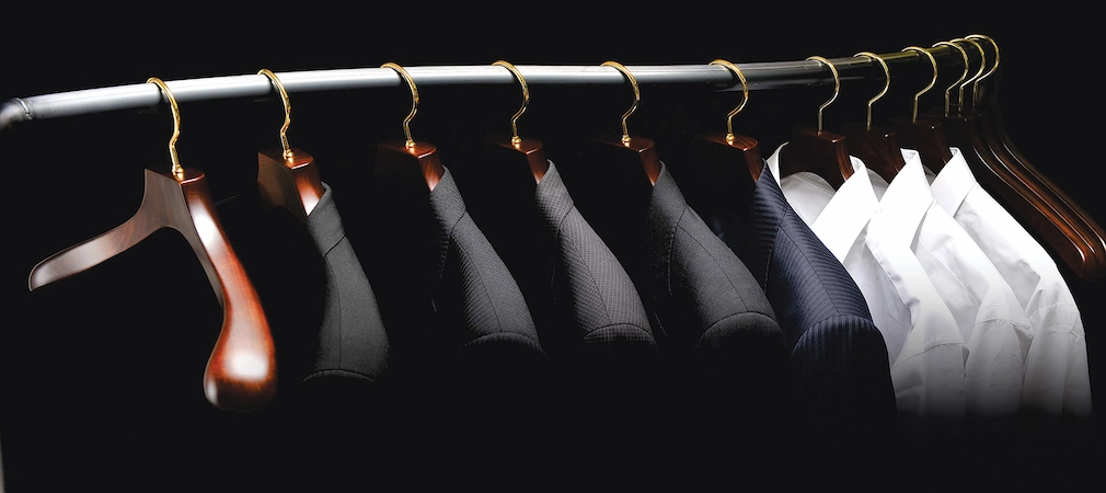 クローゼットに並べられたナカタハンガーの高級木製ハンガーコレクション