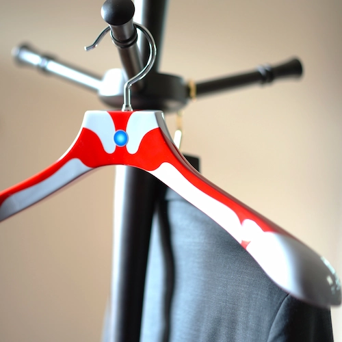 ハンガーラックに一本だけ吊るされた、ウルトラマンカラーの木製ハンガー「AUT-03UTM」