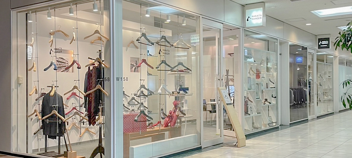 ナカタハンガーのショールーム内観、木製ハンガーが展示された様子