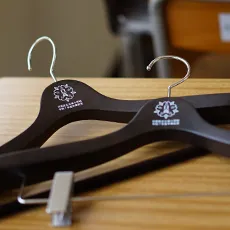 茶色の木製ハンガー2本が置かれている写真