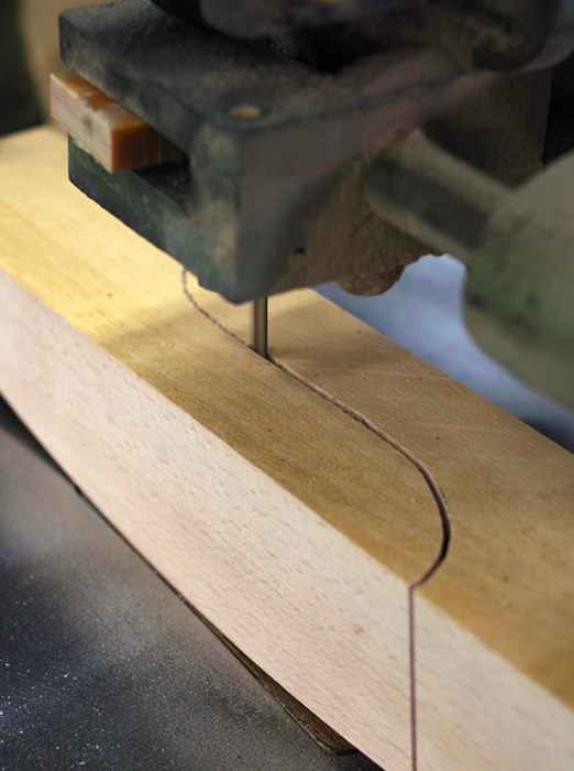 ナカタハンガー(中田工芸)職人がブナ材をカット