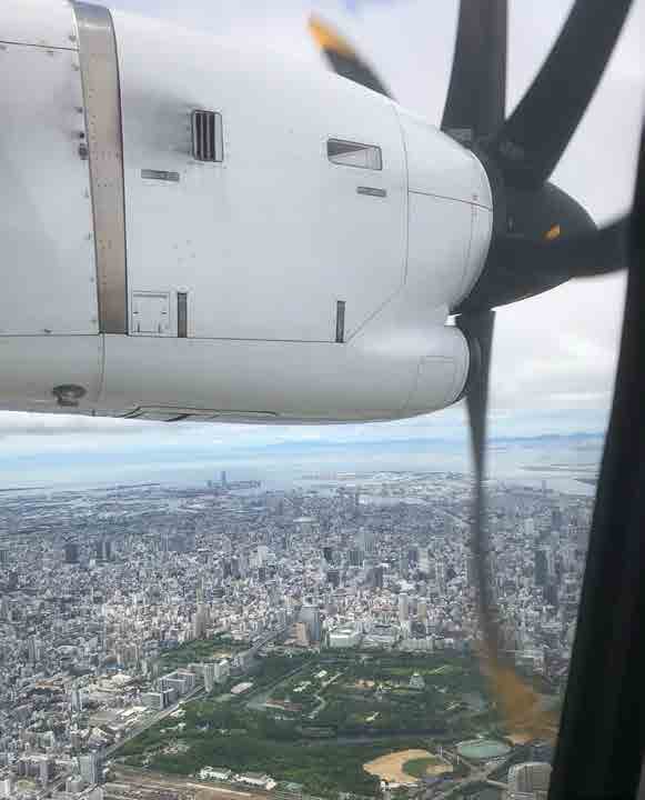 プロペラ機の機内から見た大阪城