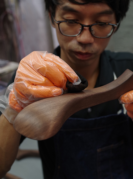 ナカタハンガー(中田工芸)職人のブナ材に手書き