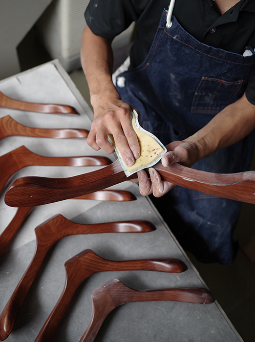 ナカタハンガー(中田工芸)職人がブナ材をカット