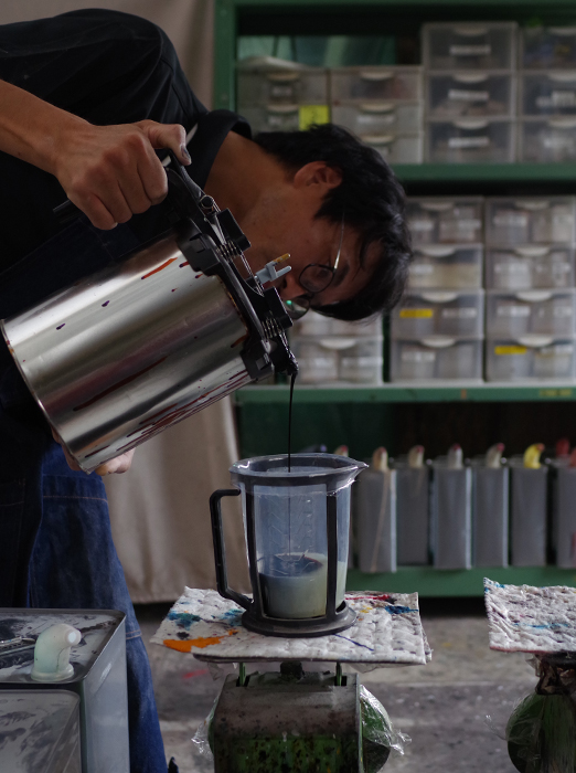 ナカタハンガー(中田工芸)職人がブナ材を削り出し