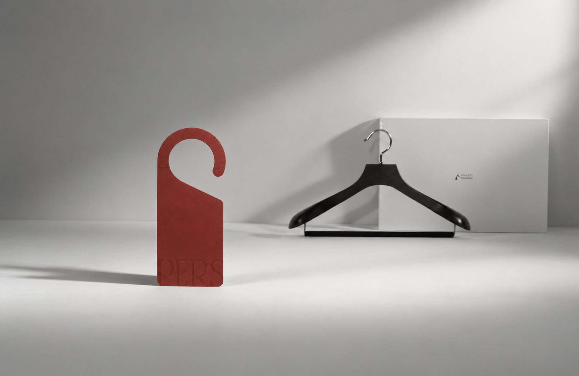 PERS のペーパーフレグランスと NAKATA HANGER の木製ハンガー